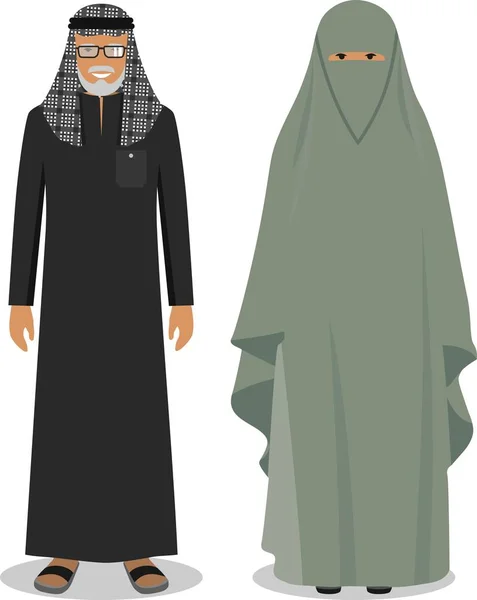 Rodina a sociální koncepce. Muslimští Arabové starý muž a žena stojí společně v tradiční islámské oblečení v ploché styl na bílém pozadí. Vektorové ilustrace. — Stockový vektor