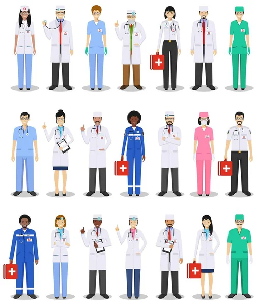 Medicinska begrepp. Detaljerad illustration av läkare och sjuksköterskor i platt stil isolerad på vit bakgrund. Praktiserande läkare man och kvinna som står i olika positioner. Vektorillustration. — Stock vektor