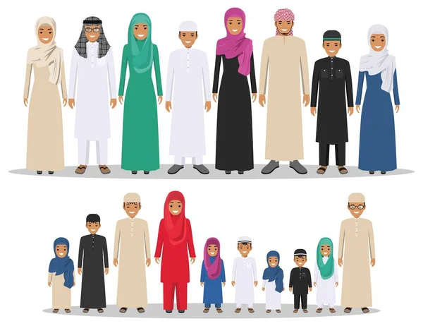 Familien- und Sozialkonzept. Gruppe muslimischer arabischer Kinder, die in verschiedenen traditionellen islamischen Kleidern auf weißem Hintergrund in flachem Stil nebeneinander stehen. Arabische Jugendliche. Vektorillustration. — Stockvektor