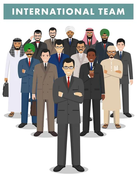 Grupp av män affärsmän står tillsammans på vit bakgrund i platt stil. Team och teamarbete affärsidé. Olika nationaliteter och klänning stilar. Platt design människor figurer. — Stock vektor