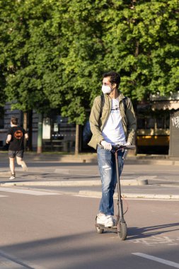 Milan, İtalya - 8 Mayıs 2020: tıbbi maskeli adam. Koronavirüs salgını sırasında dışarıda spor yapmak. Yeni normal. Avrupa 'da karantinanın ikinci aşaması.