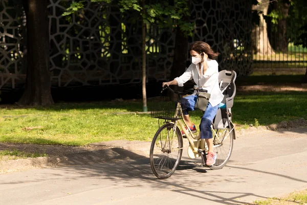 Milán Italia Mayo 2020 Mujer Practicando Ciclismo Aire Libre Con — Foto de Stock