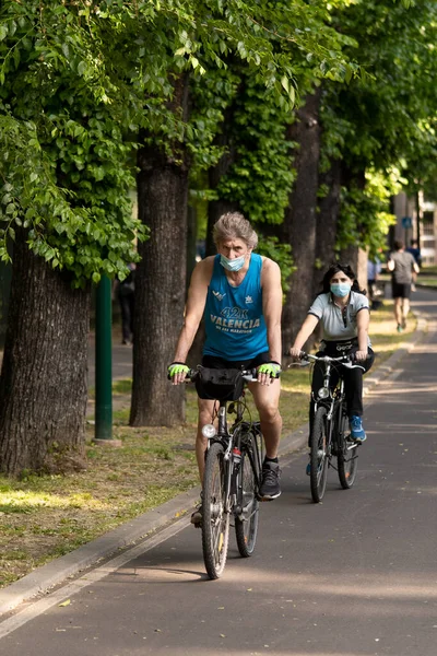 밀라노 이탈리아 2020 의료용 마스크를 착용하고 자전거를 사람들 이탈리아는 달간의 — 스톡 사진