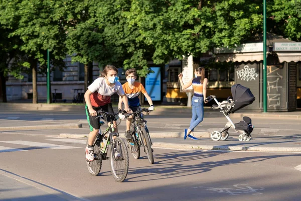 Milán Italia Mayo 2020 Los Niños Divierten Bicicleta Con Máscara — Foto de Stock