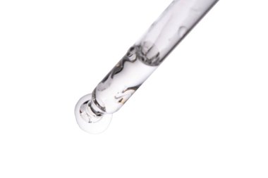 Serum lekeli kozmetik pipet. Kolajen ve peptid damlaları. Beyazın üzerinde izole edilmiş. Hyaluronik asitli sıvı damlası, kabarcıklarla soyuluyor. Yaşlanma karşıtı kadın güzellik ürünleri