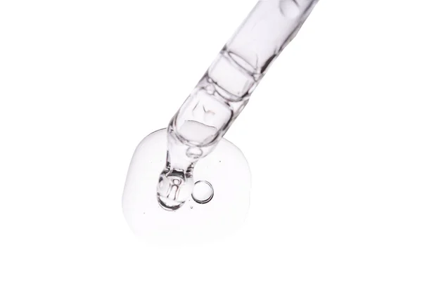 Sıvı şeffaf jel ya da beyaz üzerine izole edilmiş mikroskop ekranında kolajen ve peptit içeren serum lekesi. Damla, cilt bakım ürünlü pippette yaşlanma önleyici ürün. Emülsiyon dokusu