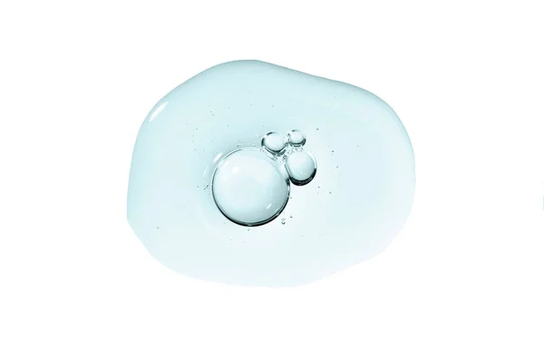 Kolajen ve peptit içeren serum lekesi örneği. Cilt bakımı jeli şeffaf örnek mavi damla ve baloncuk beyaz arka planda izole. Emülsiyon dokusu. Yaşlanma karşıtı kadın güzellik ürünleri.