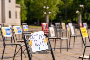Milan, İtalya - 8 Mayıs 2020. Restoran grevi yarım kapasiteyle yeniden açılmaya karşı. Sandalyeye pankart ve restoran ismi. Coronavirus covid-19 kilitlenmesinden sonra yeniden açılma zorlukları