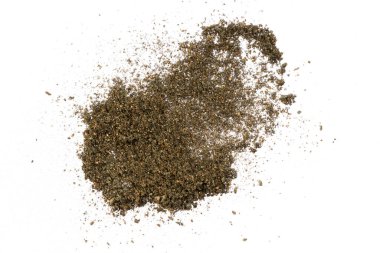 Kırık göz farı makyajı paleti beyaz arka planda izole edilmiş. Güzellik makyaj malzemesi doku örneği, leke örneği. Makyaj ürününe yakın çekim. Kuru toz, göz gölgeleri fırça darbeleri. Makro