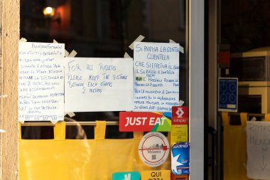 Milano, İtalya - 8 Mayıs 2020: Coronavirus salgını sırasında kafenin dışında sosyal mesafeyle ilgili duyuru. Covid-19 'un yayılmasını engellemeye çalış. Restoranların yemek alanları geçici olarak kapalıdır.