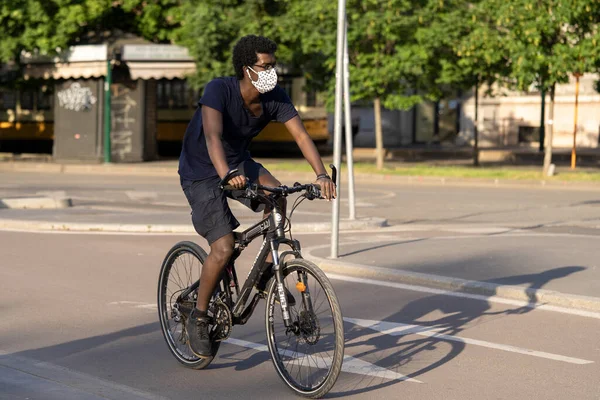 Milán Italia Mayo 2020 Hombre Practicando Ciclismo Aire Libre Usando — Foto de Stock