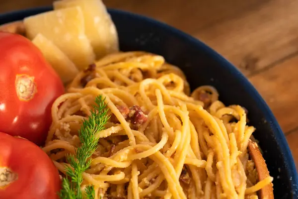 Tészta Alla Carbonara Szalonnával Parmezánnal Krémszósszal Serpenyőben Rusztikus Barna Asztalon — Stock Fotó