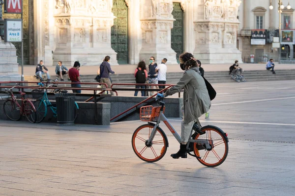 Milán Italia Mayo 2020 Mujer Montando Bicicleta Por Plaza Duomo — Foto de Stock