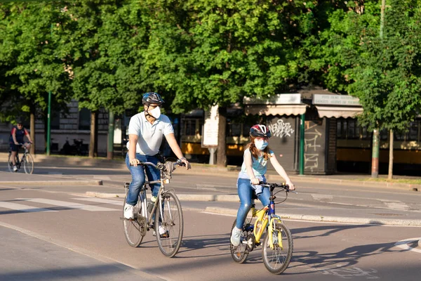 Milán Italia Mayo 2020 Padre Hija Practicando Ciclismo Con Máscara — Foto de Stock