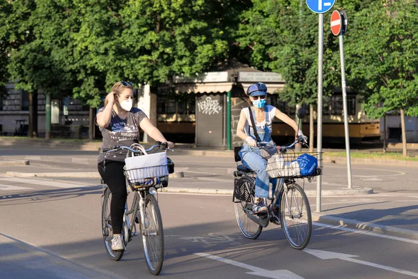밀라노 이탈리아 2020 보호용 마스크를 착용하고 실외에서 자전거를 코로나 바이러스 — 스톡 사진
