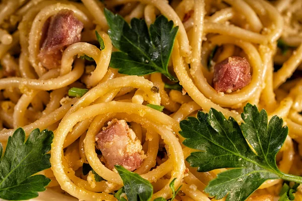 Pasta Carbonara Met Verse Peterselie Bladeren Achtergrond Traditionele Italiaanse Keuken — Stockfoto