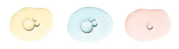 Kolajen ve peptit içeren serum lekesi örneği. Yaşlanma karşıtı kadın güzellik ürünleri lekeleri. Cilt bakımı jeli şeffaf örnek damla beyaz üzerine izole baloncuk, damla koleksiyonu