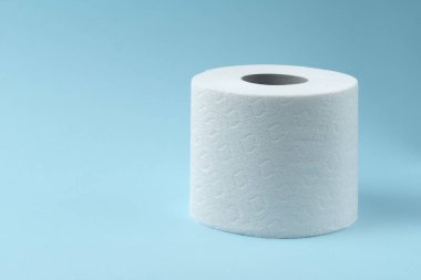 Mavi arka planda tuvalet kağıdı. Tuvalet kağıdı rulo peçete. Sağlık hizmeti konsepti. Coronavirus panik konsepti. İnsanlar koronavirüs yüzünden evdeki karantina için tuvalet kağıdı stokluyorlar.