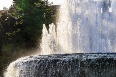 Castello Sforzesco, Milan, Lombardy, İtalya olarak bilinen kalenin girişindeki çeşme. Yakın görünüm