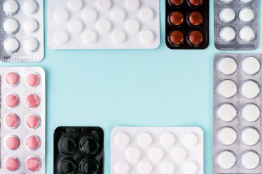 Coronavirus covid-19 salgını. Su toplayan haplar, haplar, uyuşturucular, mavi arka planda ilaçlar. Eczane, ilaç, sağlık hizmeti konsepti. Ağrı kesici, vitamin, antibiyotik. Eczane konsepti. Boşluğu kopyala