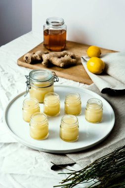 Zencefilli shot, bal ve limon masada.