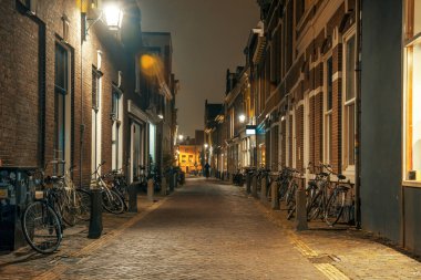 Hollanda 'dan Amsterdam' a bisikletle gece manzarası