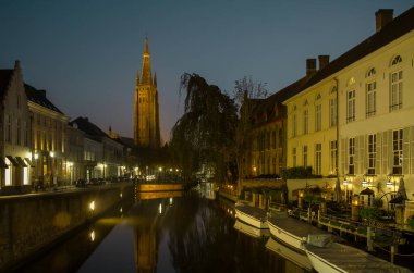 Bruges Kanalı 'nın mavi saatte çekilmiş panoramik gece görüntüsü