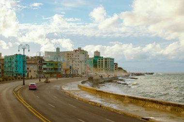 Havana, Küba 'daki Malecon' un panoramik görüntüsü bulutlu bir öğleden sonra günışığıyla çekildi.