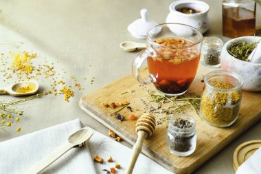 Süslü masada cam bardakta bitki çayı.