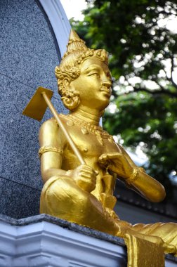 Lord Vishnu 'nun altın heykeli. Vishnu 'nun silahlı formu.