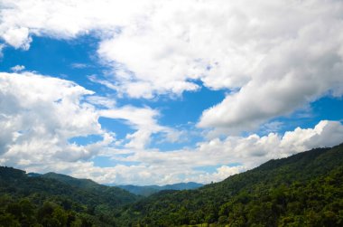 Gökyüzündeki bulutların güzel manzarası