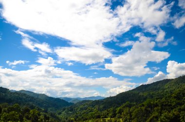 Gökyüzündeki bulutların güzel manzarası