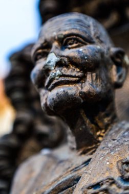 Akşamları Tayland 'daki Budist keşiş heykelinin güzel bir heykeli. Chiang Mai, Tayland.