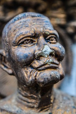 Akşamları Tayland 'daki Budist keşiş heykelinin güzel bir heykeli. Chiang Mai, Tayland.