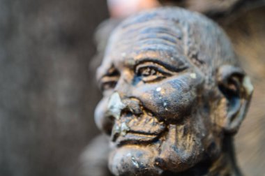 Akşamları Tayland 'daki Budist keşiş heykelinin güzel bir heykeli. Chiang Mai, Tayland.