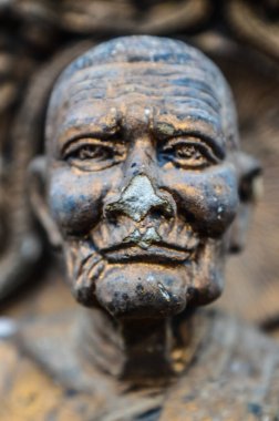 Akşamları Tayland 'daki Budist keşiş heykelinin güzel bir heykeli. Chiang Mai, Tayland.