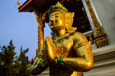 Güzel melek heykeli Wat Ban Ban Bua Krok Noi Tapınağı akşam vakti. Chiang Mai, Tayland.