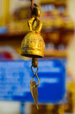 Pek çok güzel, eski moda altın Tayland çanlarının yakın görüntüsü.