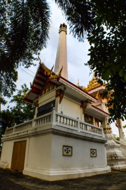 Akşam Budist tapınağında güzel bir krematoryum pavyonu. Chiang Mai, Tayland.