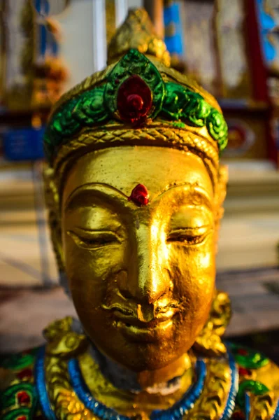 美しい天使像ワット クローク ノイ寺院夕方に タイのチェンマイ — ストック写真