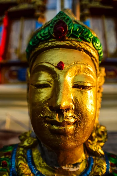 美しい天使像ワット クローク ノイ寺院夕方に タイのチェンマイ — ストック写真