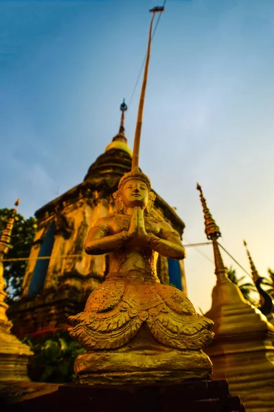 Krásná Socha Anděla Wat Ban Bua Krok Noi Chrám Večerních — Stock fotografie