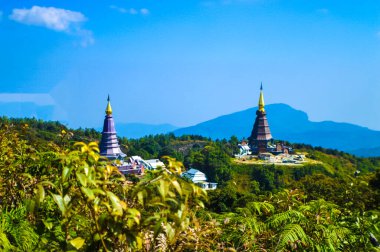 Güzel manzara Noppamethanedon ve Nopphon Phusiri pagodas manzarası Kew Mae Pan doğa yolu, Doi Inthanon Ulusal Parkı, Chiang Mai, Tayland