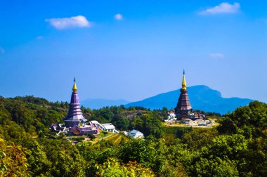 Güzel manzara Noppamethanedon ve Nopphon Phusiri pagodas manzarası Kew Mae Pan doğa yolu, Doi Inthanon Ulusal Parkı, Chiang Mai, Tayland