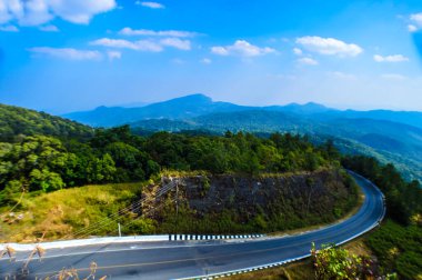 Doi Inthanon Ulusal Parkı 'ndaki yüksek dağların arasından geçen yol.