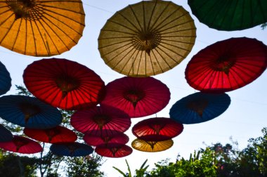 Birçok renkli Şemsiye kağıttan yapılmıştır. Kuzey Tayland 'da Buda' ya taparlardı..