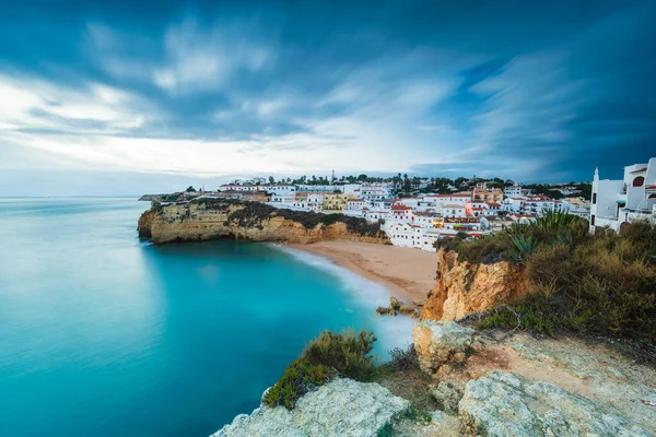 Carvoeiro köyü ve sakin deniz, yüksek manzara, Algarve, Portekiz, Avrupa