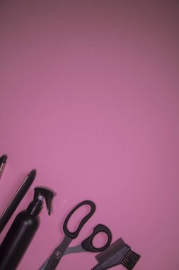 kuaför makası, tarak, pembe arka planda sprey