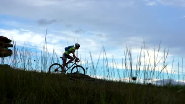 Kvinna Rider mountainbike utomhus i landet — Stockvideo