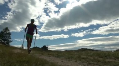 dağ iz üzerinde çalışan kadın.